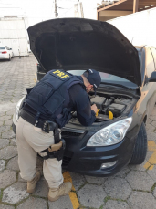 Notícia - PRF de Tubarão apreende carro roubado há dois anos no Rio Grande do Sul