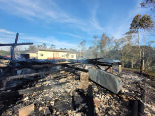 Notícia - Incêndio destrói residência em Lauro Müller