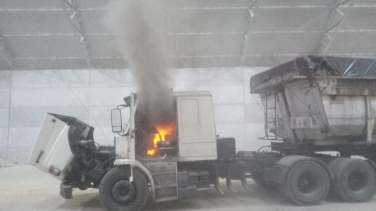 Notícia - Caminhão pega fogo em galpão na BR-101