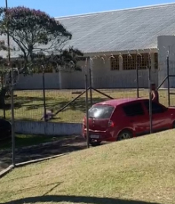 Notícia - [Vídeo] Criança é flagrada sozinha em pátio de creche em Criciúma e gera preocupação