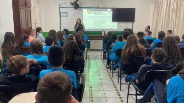 Notícia - Psicóloga policial fala sobre riscos de cigarros eletrônicos a estudantes