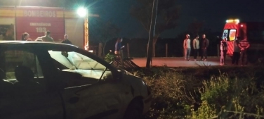 Notícia - Motorista sai da pista, bate em poste e atinge muro em Capivari de Baixo