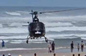 Notícia - ((Vídeo)) Arrastado por correnteza, homem se afoga e é resgatado de helicóptero em praia