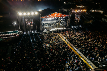 Notícia - Noite de parque lotado na primeira noite da Festa Nacional do Pinhão