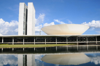 Notícia - Deputados federais tomam posse e elegem a nova Mesa Diretora da Câmara   