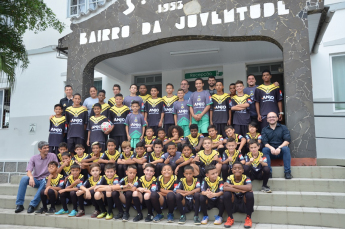 Notícia - Crianças do Bairro recebem uniformes do projeto Anjos do Futsal