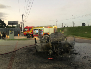 Notícia - Carro é destruído por incêndio próximo à BR-101