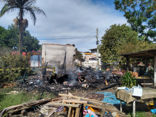 Notícia - Casa é destruída em incêndio no Bairro Imperatriz