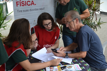 Notícia - No Imposto na Praça, Unesc leva informações à comunidade