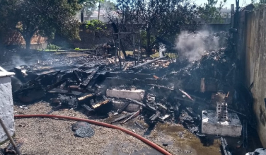 Notícia - Bombeiros conseguem controlar fogo antes que chamas atingissem casa