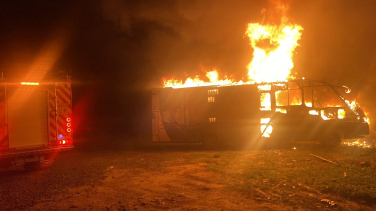 Notícia - Motorhome fica destruído após incêndio em Balneário Gaivota