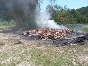 Notícia - Incêndio destrói residência em Timbé do Sul