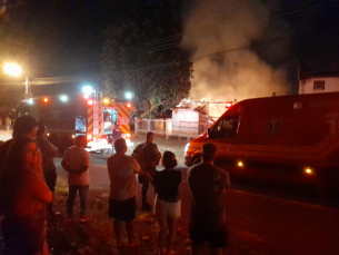 Notícia - Incêndio destrói residência de madeira em Criciúma