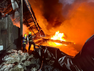 Notícia - Criciúma: bombeiros combatem incêndio de grandes proporções em pavilhão 