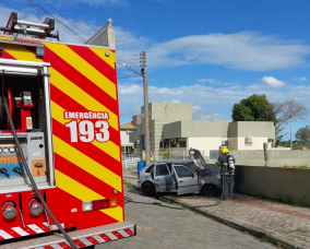 Notícia - Incêndio atinge veículo em Morro da Fumaça