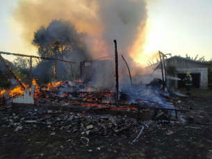 Notícia - Incêndio destrói residência em Ermo