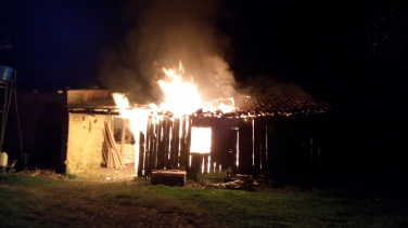 Notícia - Bombeiros combatem incêndio em galpão no município de Maracajá