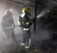 Notícia - Criciúma: Corpo de Bombeiros combate incêndio em lavação de veículos