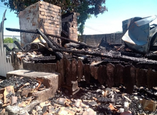 Notícia - Criciúma: Morador que teve a casa destruída por incêndio pede ajuda para recuperação