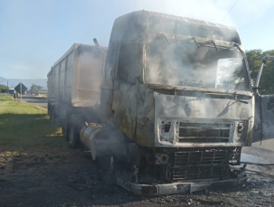 Notícia - Incêndio destrói cabine de carreta em Meleiro 