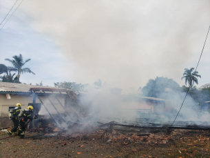 Notícia - Incêndio deixa casa de madeira destruída em Treviso