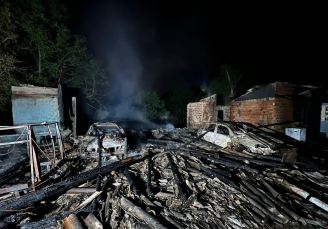 Notícia - Criciúma: residência e carros são destruídos por incêndio no bairro Rio Maina