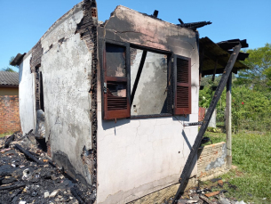 Notícia - Casa mista é totalmente destruída por incêndio em Santa Rosa do Sul