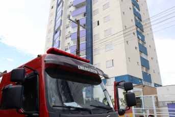 Notícia - Criciúma: Bombeiros combatem incêndio em apartamento no Comerciário (VÍDEO)