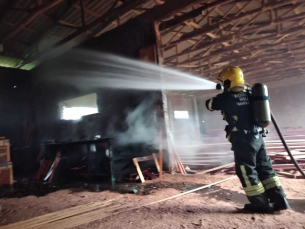 Notícia - Estabelecimento comercial pega fogo em Araranguá