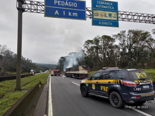 Notícia - Carreta pega fogo na BR-101