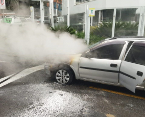 Notícia - Veículo pega fogo no Centro de Criciúma 