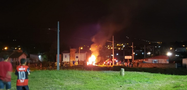 Notícia - Fogo em pneus em protesto contra a falta de luz no Monte Castelo (VÍDEO)