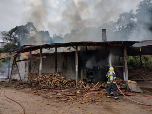 Notícia - Orleans: Incêndio atinge madeireira e deixa prejuízo de R$ 200 mil