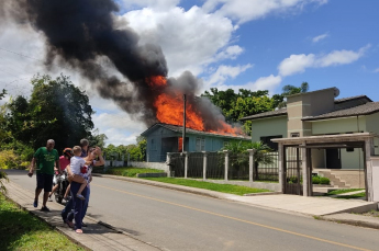 Notícia - Residência é atingida por incêndio no Pedro Zanivan