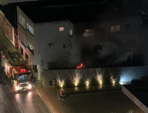 Notícia - Bombeiros combatem incêndio em prédio no Comerciário (VÍDEO)