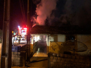 Notícia - Residência é atingida por incêndio em Urussanga