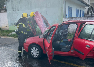 Notícia - Bombeiros combatem incêndio em veículo na Mineira Nova  