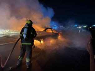 Notícia - Içara: carro pega fogo após colidir em mureta na BR-101