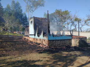 Notícia - Içara: mulher fica ferida ao tentar combater incêndio em residência; imóvel foi totalmente destruído