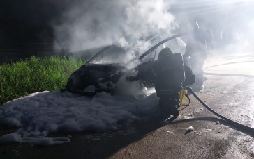 Notícia - Incêndio deixa carro destruído em Braço do Norte