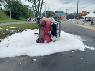 Notícia - Bombeiros combatem incêndio em veículo na avenida Centenário