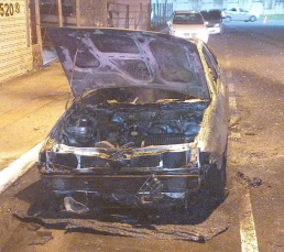 Notícia - Carro fica destruído após pegar fogo em Sombrio