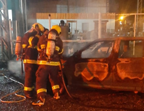 Notícia - Carro é consumido por incêndio em Cocal do Sul