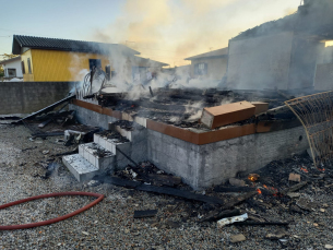 Notícia - Balneário Rincão: Criança de seis anos morre após incêndio em residência