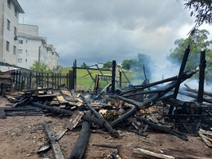 Notícia - Incêndio deixa galpão destruído em Içara