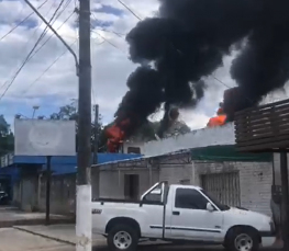 Notícia - Incêndio atinge contêiner em frente ao 28°GAC