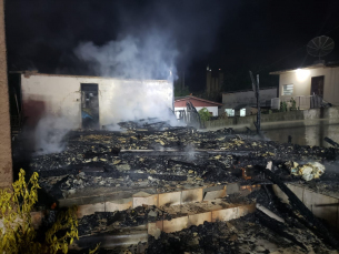 Notícia - Residência é destruída por incêndio no bairro Vila Rica, em Criciúma