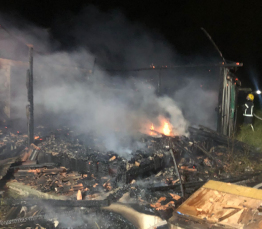 Notícia - Capivari de Baixo: casa abandonada fica destruída após incêndio