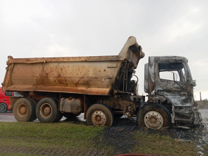 Notícia - BR-101: incêndio deixa caminhão destruído em Sombrio