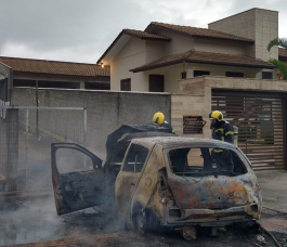 Notícia - Criciúma: Incêndio deixa veículo destruído no bairro Metropol 